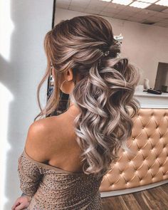 Half up half down wedding hairstyles are timeless and true. Check out these 70+ elegant and stunning half updo looks for your wedding day! Bridemaids Hairstyles, Down Wedding Hairstyles, Half Up Wedding Hair, Wedding Hair Half, Half Up Half Down Wedding, Bridesmaid Hair Half Up, Graduation Hairstyles, Long Hair Wedding Styles, Hair Homecoming