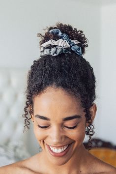 Cabello Afro Natural, Curly Bun, Blush Gold, Hair Scrunchies, Metallic Hair, Natural Curls, Scrunchie Hairstyles