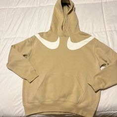 Brand New Nike Never Been Worn Beige Hoodie Sweat Nike Beige, Hoodie Nike Beige, Nike Nude Hoodie, Vintage Nike Hoodie Beige, Nike Sweatshirts Hoodie, Beige Hoodie, Sweatshirts Hoodie Women, Nike Half Zip, Nike Quarter Zip