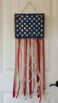 an american flag hanging from the side of a door with text overlay that reads shabby chic patriotic wreath