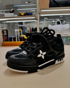 The LV Skate sneaker references a Nineties-inspired design first seen at Louis Vuitton's Fall-Winter 2022 men's show. Its elaborate, bicolor upper with Monogram Flower detailing combines technical mesh, calf leather and suede. This model is notable for its padded collar, technical double laces and bicolor rubber outsole decorated with Monogram Flowers. #leaguefits #louisvuitton #louisvuittonbags #louisvuittonbag #louisvuittonaddict #louisvuittonlover #lvcommunity #lvworld #leaguefits #hypebe... Lv Skate Sneaker, Lv Sneakers, Streetstyle Fashion, Shoes Luxury, Shoe Inspo, Lv Monogram, Louis Vuitton Shoes, Louis Vuitton Men, Winter Shoes