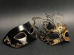 This black gold theme couple's Masquerade Mask pairing with ribbons or handheld sticks (additional price to add sticks) complements any formal attire you choose for your masquerade Ball event. Also in other colors, designs and customization. Women's mask in two styles to choose from! I N C L U D E D Available for purchase individually or as a couple's set. Masks come with ribbons. We can attach sticks for an additional fee, pls use link below. https://www.etsy.com/listing/499048106/add-a-handhel Masquerade Mask Couples, Party Masks Masquerade, Topeng Mata, Black And Gold Masquerade Mask, Couples Prom, Couples Masquerade Masks, Gold Masquerade Mask, Black Masquerade Mask, Metal Mask