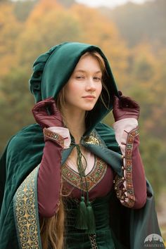 Renfaire Costume Women, Woman In Cloak, Short Cloak, Larp Fashion, Medieval People, Medieval Woman, Fair Outfits, Fest Outfits