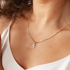 ✦ 𝐈𝐭𝐞𝐦 𝐃𝐞𝐬𝐜𝐫𝐢𝐩𝐭𝐢𝐨𝐧 "Make a statement with our Custom Initial Necklace from Pashicreations! Crafted for the modern woman, this asymmetrical letter necklace is available in gold or silver, featuring a bold curb chain for a chic touch. Personalize it for yourself or surprise a loved one with a unique gift. Perfect for everyday wear, it's a timeless piece that adds a personalized touch to any outfit. Ideal for birthdays, anniversaries, Mother's Day, or just to show appreciation to the Letter Necklace Initials, Custom Initial Necklace, Letter Pendant Necklace, Charm Pendant Necklace, Gold Initial, How To Make Necklaces, Letter Pendants, Letter Charms, Initial Pendant