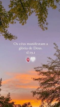 a sunset with the words o seus manifestam a gloreria de jesus