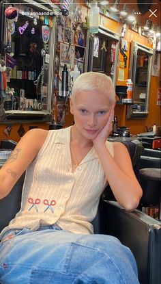 Bleach Buzzcut Women, Women Buzzcut Growing Out, Blonde Buzzcut Woman, Buzzcut Aesthetic, Blond Buzzcut, Blonde Buzzcut, Genderqueer Fashion