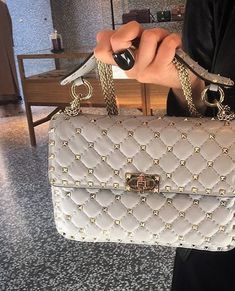 Guess the designer bag 🤔❓ Those “in the know” will automatically associate this bag with Valentino, without the actual name plastered across the front. Valentino quilted soft leather handbag with removable handle. It features a removable sliding chain strap to be carried by hand, on the shoulder or across the body. Soft Leather Handbags, Designer Bag, Leather Handbag, Chain Strap, How To Know, Soft Leather, Leather Handbags, Bags Designer, Handbags