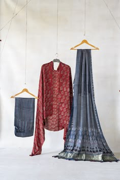 Modal Silk Suit Design, Dupatta Product Shoot, Unstitched Fabric Photography, Product Shoot Clothes, Unstitched Suits Photography, Flat Lay Photography Clothing Background, Clothing Product Photography Ideas, Product Shoot Ideas Clothing