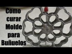 a metal object sitting on top of a white counter next to a red marker with the words como cuar molde para bundelos