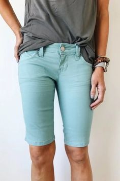 13 Cute Pairs of Knee-Length Shorts Perfect for Summer 2017 - LDS Living Long Shorts Outfits Women, Classy Shorts Outfits, Bermuda Shorts Outfit, Bermuda Shorts Women, Summer Shorts Outfits, Black Jeans Outfit, Shorts Outfits