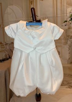 This Baptism Two-piece set is a perfect choice for your little one. Made of soft, comfortable cotton, this romper features a beautiful white color and a crisp design. The set is designed for maximum comfort and is perfect for special occasions. Materials: Satin Elegant Baptism Dress In Solid Color, White Short Sleeve Set For First Communion, White Short Sleeve Sets For First Communion, Elegant Baptism Dress, Elegant Short Sleeve Baptism Sets, Classic White Baptism Dress, Classic White Sets For Baptism, Classic White Set For Baptism, Elegant White Confirmation Sets