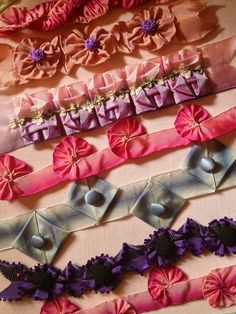 there are many different types of bows on the table together, all in shades of pink and purple