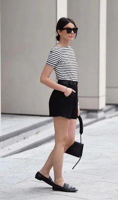 Summer Loafer Outfits Women, Outfits Com Short, Short Woman Outfit, Short Outfits Women, Elegant Outfit Casual, Short Outfit Ideas, Look Com Short, Casual Shorts Outfit