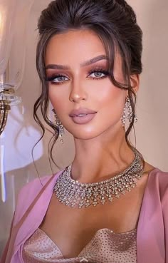 Sanggul Cepol, Wedding Makeup For Brown Eyes, Bridal Hair Buns, Bridesmaid Hair Makeup, Long Hair Wedding Styles, Braut Make-up, Messy Bun Hairstyles, Front Hair Styles, Wedding Hair Inspiration