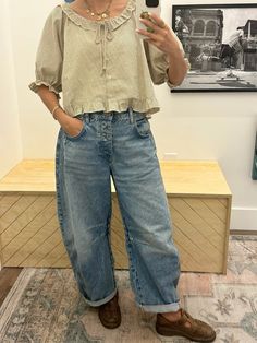 barrel jeans Grandma Shoes Outfit, Thrifting Date Outfit, Women’s Baggy Jeans Outfit, Dr Marten Jorge Outfit, Outfits With Barrel Jeans, Styling Barrel Jeans, Barrel Jean Outfit, Free People Barrel Jeans Outfit