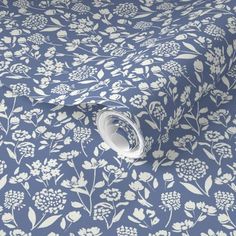 a blue and white wallpaper with flowers on it