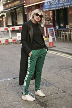 Green Adidas Pants, Sport Pants Outfit, Old School Adidas, Green Track Pants, Tracksuit Outfits, Adidas Hose