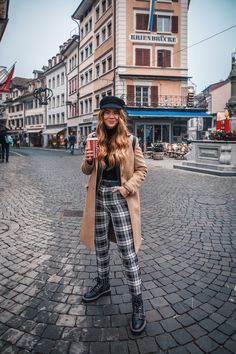 City to Snow: 11 Outfits I Wore in Switzerland — Lion in the Wild Backpacking Europe Outfits Fall, Switzerland In September Outfits, Switzerland Fall Outfits, Switzerland Outfit Fall, London Outfits Fall, London Look Outfits, Winter In Italy Outfits, European Handbag, London Fashion Winter