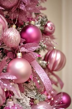 Pink and purple Christmas ornaments and ribbons on a decorated tree. Pink Themed Christmas Tree, Christmas Aesthetic Pink, Elegant Ornaments