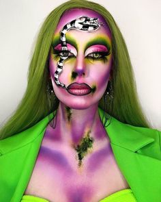 "Get ready for a spooky transformation with this 'maquillaje Beetlejuice' look! Inspired by the iconic ghost from Tim Burton’s Beetlejuice, this makeup features a pale, ghostly face, dark sunken eyes, and messy green accents to resemble moss. Perfect for Halloween or costume parties, recreate Beetlejuice's wild, eccentric look with smudged black eyeliner, bold dark eyebrows, and a disheveled, green-tinted wig. Whether you're a makeup enthusiast or trying a DIY approach, this Beetlejuice-inspired 70s Inspired Makeup, Makeup Unique, Coloured Contacts, Beetlejuice 2, Beetlejuice Makeup, Look Halloween, Halloween Shoot, Holloween Makeup, Creepy Halloween Makeup