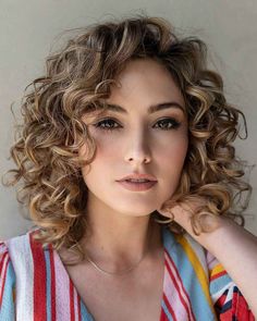 31 Most-Flattering Short Curly Hairstyles to Perfectly Shape Your Curls Hair Round Face, Round Face Haircuts, Curly Hair Inspiration