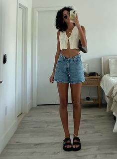 Cute Summer Shopping Outfit, Causal Vacation Outfits, Summer Outfits Simple Casual, La Aesthetic Outfits Summer, Midi Jean Shorts Outfit, Cute Bbq Outfits Summer Casual, Shorts Outfits For Summer, Shorts And A Tank Top Outfit, Black Chunky Sandals Outfit Summer