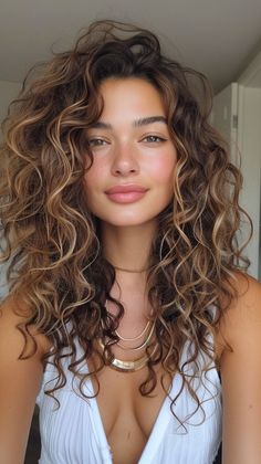 caramel balayage Mid Length Hair With Round Face, Deep Chocolate Brown Hair Color, Chic Curly Hair, Long Layered Curly Hair Face Framing, Short Curly Bob Haircut, Trendy Bobs, Wavy Haircut, Natural Haircuts, Two Tone Hair