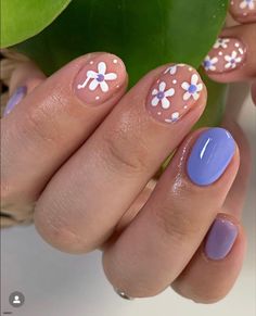 Gel Manicure Flower Designs, Gel Nails August, August Gel Nails, Daisy Gel Nails, Gel Manicure Short, Floral Gel Nails, Rubber Gel Nails, August Nails Designs, White Flower Nail Art