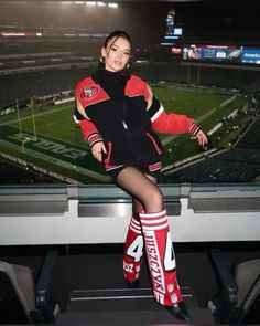 #football #nfl #ootd #outfits #outfitstyle #outfitidea #outfittrends #style Football Sunday Outfit, Super Bowl Outfit, Football Game Outfit, Nfl Outfits, Football Outfits, Game Day Shirts, Gameday Outfit