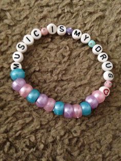 Quotes To Put On Bracelet, Cute Bracket Ideas, Matching Kandi Bracelets For Friends, Rave Candy Bracelets Ideas, Kandi Bracelets Aesthetic, Kandi Ideas Words, Matching Kandi Bracelets, Pastel Kandi, Kandi Bracelets Ideas