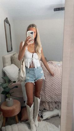 #summertop #summerbottoms #countrysummer #concert #concertoutfitideas #country #countryoutfits Stampede Outfit, Western Hoodies, Traje Cowgirl, Country Festival Outfit, Country Girl Aesthetic, Summer Country Concert Outfit, Cute Western Outfits, Country Outfits Women, Cowgirl Ankle Boots