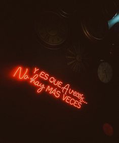 a neon sign that says yes quea always y'mas veces