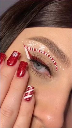 Christmas Makeup Looks Holidays, Christmas Makeup Easy Simple, Christmas Make Up Looks Holiday Makeup, Simple Christmas Eye Makeup, Cute Christmas Makeup Looks Easy, Christmas Makeup Hooded Eyes, Christmas Eyeliner Looks, Holiday Eyeliner, Easy Christmas Eyeshadow Looks