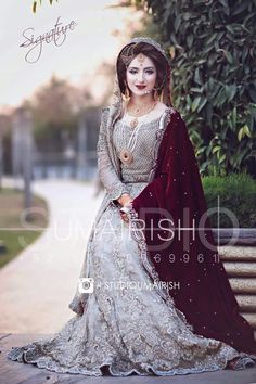 Beautiful attire!! Bridal Look Pakistani, Simple Bridal Look, Pakistani Brides, Bridal Mehndi Dresses, Pakistani Bridal Makeup, Desi Wedding Dresses, Asian Bridal Dresses, Asian Wedding Dress, Bridal Dresses Pakistan