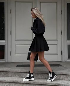 Tights And Sneakers Outfits, Cooler Weather Outfits, High Socks Outfits, Dress And Sneakers Outfit, Short Noir, Sock Outfits, Elegant Girl, Casual Chic Outfit, Warm Outfits