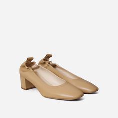 The Italian Leather Day Heel Light Taupe – Everlane Chunky Pumps, Ballerina Heels, Everlane Shoes, Ballerina Style, Professional Shoes, Fall Capsule Wardrobe, Light Tan, Leather Pumps, Italian Leather