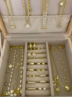 Gold Jewelry Essentials, Jewelry Aesthetic Girl, Christmas List Jewelry, Gold Jewelry Inspo Aesthetic, Jewelry Gold Aesthetic, Amazon Gold Jewelry, That Girl Jewelry, Essential Jewelry Pieces, Jewlary Pic Gold