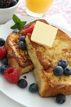 Quick and Easy French Toast, A.K.A. Eggy Bread Lovefoodies Berry French Toast, Easy French Toast Recipe, Overnight French Toast, French Toast Breakfast, Berry Compote, Texas Toast, French Toast Easy, French Toast Bake, French Toast Casserole