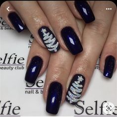 Latest Nail Trends 2020, Xmas Nail Art Designs, Blue Holiday Nails Acrylic, Sns Christmas Nails, Navy Christmas Nails, Navy Blue Christmas Nails, Christmas Blue Nails, Dark Blue Christmas Nails, Simple Winter Nails