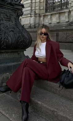 Ny Outfits, Monochromatic Fashion, Fashion Trend Forecast, Work Wear Outfits, Night Dress For Women, Style Photo, Looks Black, Red Outfit, Vogue Fashion