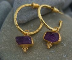 METAL: 925k Silver GEM: Amethyst raw COATING: 24k gold over (We can made a special type of coating for your personal preference ) MATERIEL : 925K Sterling Silver ( Some of my items vermeil gold over silver for looks rich . But i can finish in silver too ) PAYMENT : We accept paypal payment SHIPPING PRICE AND DURATION: We are shipping worlwide. Your products are sent within 2 business days after the order. 1-3 working days to Europe United States 6-10 working days other countries and continents a Gold Amethyst Gemstone Earrings, Amethyst Gemstone Hoop Earrings As Gift, Amethyst Hoop Earrings With Gemstone For Gifts, Jewellery Minimalist, Minimalist Earring, Womens Jewellery, How To Look Rich, Amethyst Jewelry, Paypal Payment