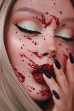 Crystal Red Halloween blood makeup ❤️✨ Blood Eye Makeup, Blood Splatter Makeup, Halloween Glitter Makeup, Blood Makeup Look, Red Halloween Makeup, Red Black Makeup, Halloween Makeup Blood