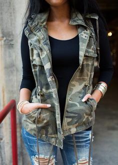 Camo Vest Camo Vest Outfits, Olive Vest, Camo Vest, Cargo Vest, Street Style Fall Outfits, Camo Outfits, Yoga Iyengar, Boutique Fashion