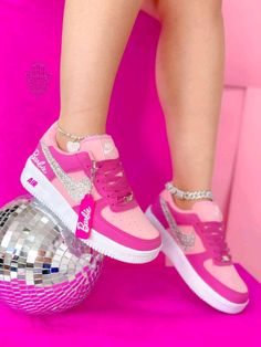 Ladies Jordans Outfits, Barbie Nike Shoes, Barbie Shoes For Women, Pink Nike Shoes Outfit, Barbie Sneakers, Jordan Rose, Outfit Ideas Pink, Mermaid Heels, Shoe Hacks