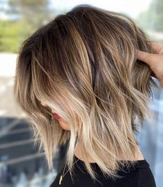 30 Flattering Short Haircuts For Fine Hair Pelo Bob Ondulado, Bob Balayage, Curly Pixie Hairstyles, Balayage Bob, Instagram Hairstyles, Hair Adviser, Dirty Blonde Hair, Shoulder Hair, Hair 2024