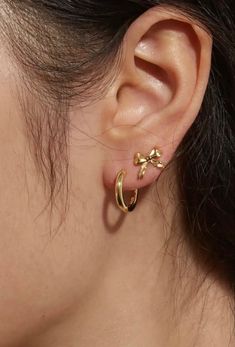 Double Gold Piercing, Good Ear Piercings, Earrings For Doubles, Earring Inspiration Gold, Earrings Inspiration Gold, Gold Earrings Combination, Ear Piercing Styling Gold, Gold Earrings Aesthetic Simple, Gold Earring Stack Aesthetic