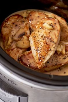 chicken and mushrooms are cooking in the slow cooker