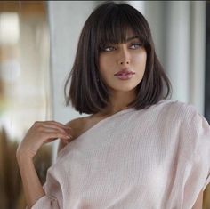 Karolina Naji, Bangs Haircut Ideas, Above Shoulder Length Hair, Haircut Ideas Trendy, Trendy Bangs, Bangs Haircut, Vintage Hairstyle, Short Haircuts With Bangs, Bangs With Medium Hair