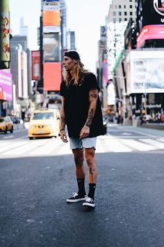 Vans With Shorts Mens, Nike Mens Outfits, Vans With Shorts, Nike Socks Outfit, Vans Outfit Men, Surf Style Men, Sporty Outfit, Nike Cap, Mens Shorts Outfits