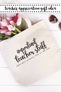 Make this darling Teacher Appreciation Tote Bag with the FREE SVG from Everyday Party Magazine #SVG #TeacherAppreciation #DIY Bag Sayings, Teacher Swag, Hostess Ideas, Cricut Business, Teacher Appreciation Printables, Teacher Bag, Creative Mom, Bag Quotes, Teacher Bags